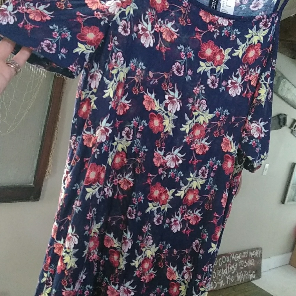 floral print dress with shoulder cut outs - Picture 3 of 7